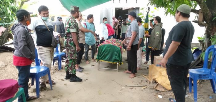 Ikut Berbelasungkawa Babinsa Mamburungan Melayat Ke Rumah Warga Binaan