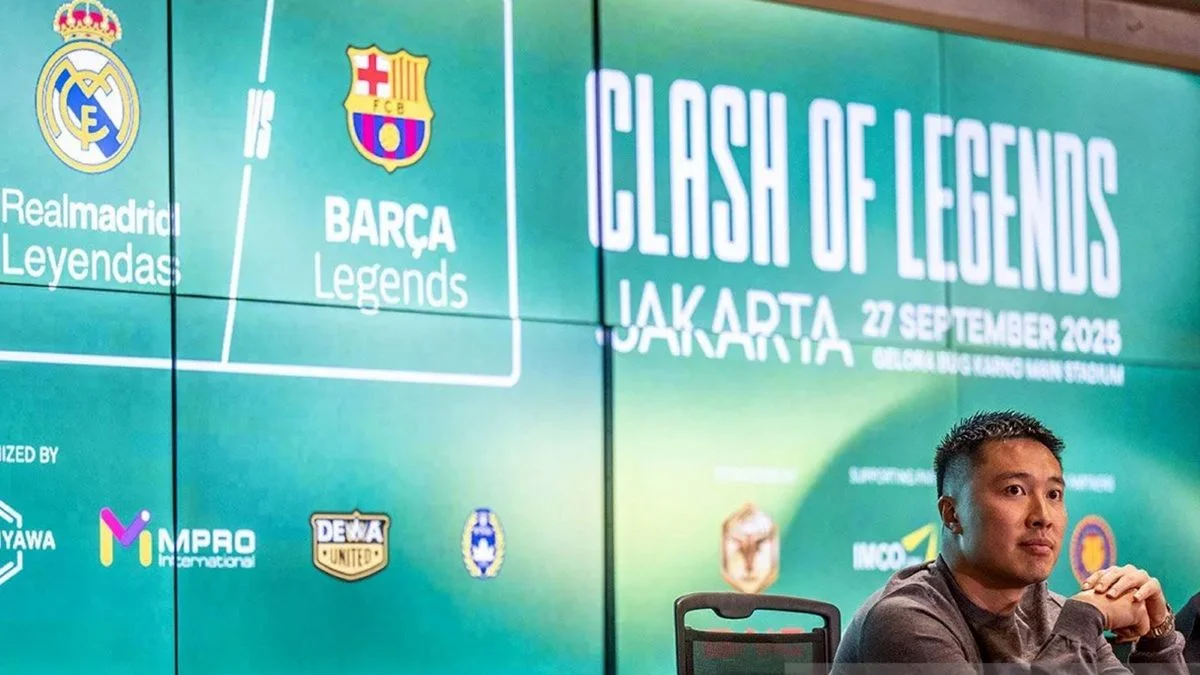 Ambassador Clash of Legends Arthur Irawan menjawab pertanyaan wartawan saat konferensi pers jelang Clash of Legends Real Madrid melawan Barcelona di Ruang Konferensi Pers Stadion Utama Gelora Bung Karno (GBK) , Jakarta, Jumat (8/8/2025). Foto: BorneoFlash/ANTARA FOTO/Bayu Pratama S/nz/am