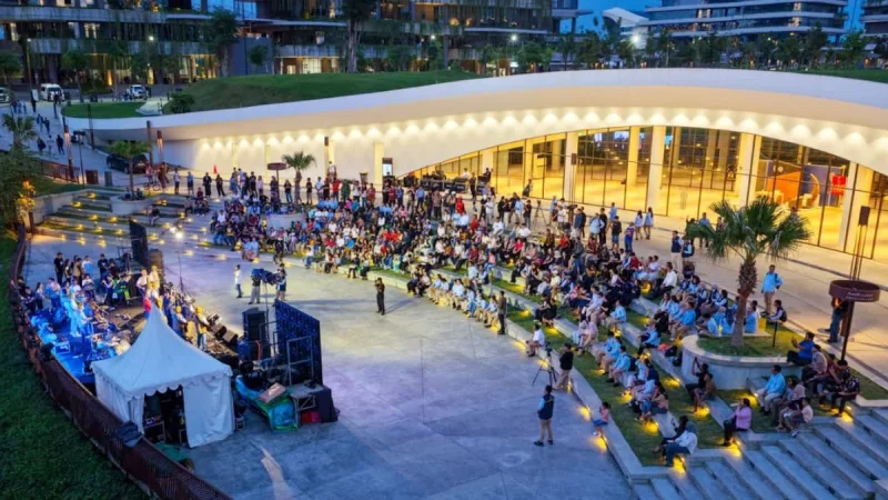 Antusiasme pengunjung berdendang bersama para seniman Batak dalam rangka Konser Road to 165 tahun HKBP. Foto: HO/Humas Otorita IKN