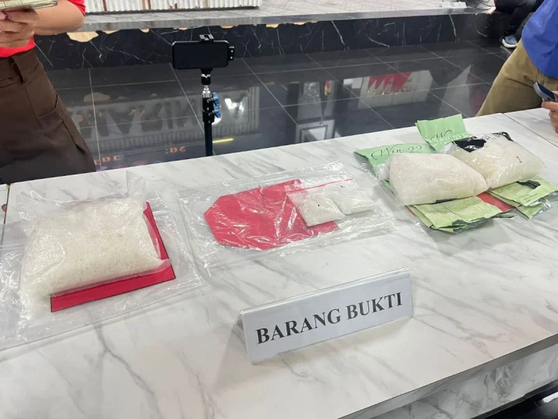 Barang Bukti pengungkapan Narkotika di Wilayah Samarinda dalam Konferensi Pers di Aula Polresta Samarinda, pada Senin (13/4/2026). Foto: BorneoFlash/Nur Ainunnisa