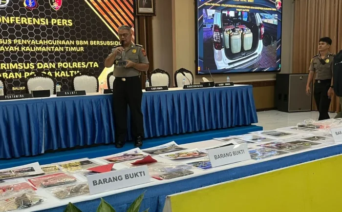 Barang Bukti pengungkapan kasus tindak pidana penyalahgunaan BBM bersubsidi, di Gedung Mahakam Polda Kaltim, pada Kamis (30/42026). Foto: BorneoFlash/Niken Sulastri