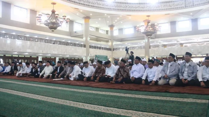 Bridging Konferensi Imam Internasional dan Tabligh Akbar berlangsung khidmat dan penuh semangat persatuan di Masjid Islamic Center Samarinda, pada Sabtu (25/4/2026). Foto: BorneoFlash/Ist