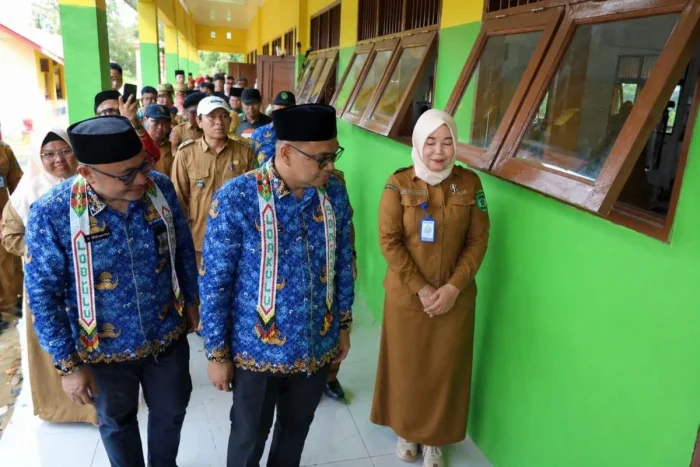 Bupati Kukar, Aulia Rahman Basri beserta jajaran melakukan peresmian gedung SDN 029 Loa Kulu. Foto: BorneoFlash/Ernita Sriana