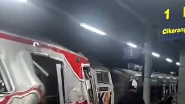 CommuterLine sedang berhenti di jalur 1 mengarah ke timur atau Cikarang, sesaat kemudian kereta jarak jauh dari arah barat memasuki jalur yang sama dan langsung menabrak CommuterLine. Foto: BorneoFlash/tangkapan layar