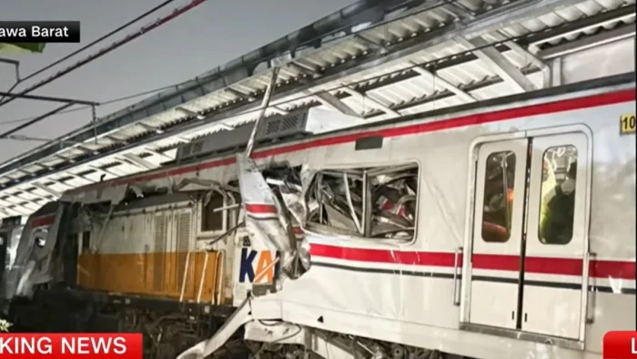 Tabrakan Kereta di Bekasi Timur, CommuterLine Ditabrak KA Jarak Jauh Saat Berhenti