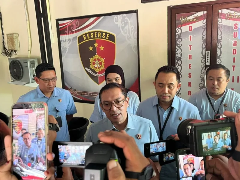Dirreskrimsus Polda Kaltim, Kombes Pol Bambang Yugo Pamungkas bersama jajaran saat Beri Keterangan Kepada Awak Media, pada Selasa (14/4/2026). Foto: BorneoFlash/Niken Sulastri