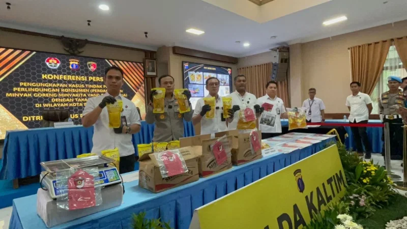 Ditreskrimsus Polda Kaltim Gelar Konferensi Pers Pengungkapan kasus minyak goreng tak sesuai takaran, pada Rabu (15/4/2026). Foto: BorneoFlash/Niken Sulastri