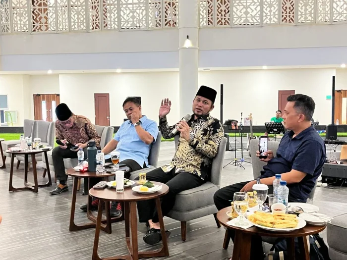 Gubernur Kalimantan Timur, Rudy Mas’ud, saat memberikan klarifikasi dalam konferensi pers yang digelar pada Kamis sore (23/4/2026). Foto: BorneoFlash/Nur Ainunnisa