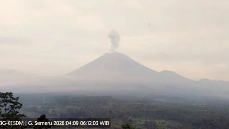 Semeru Meletus 4 Kali dalam Sehari, Kolom Abu Capai 1 Kilometer, Warga Diminta Waspada