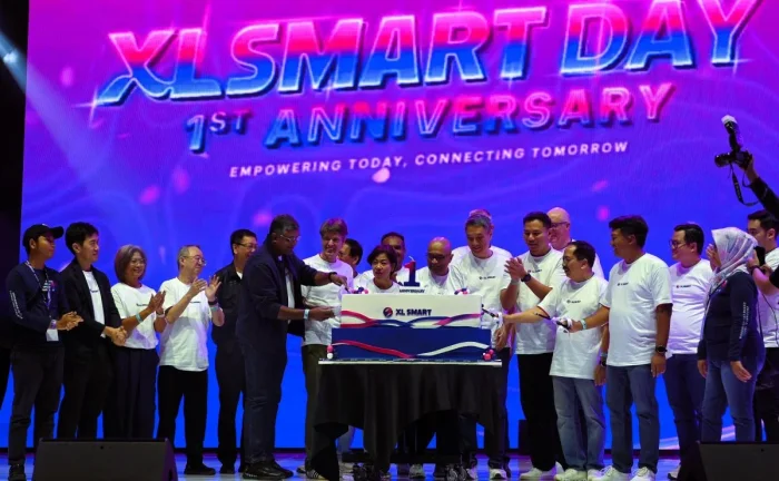 Jajaran Dewan Direksi dan Dewan Komisaris beserta perwakilan karyawan melakukan seremoni simbolis dalam rangka perayaan satu tahun perjalanan perusahaan di Indonesia Convention Exhibition (ICE) BSD City, pada Sabtu (25/04/2026). Foto: HO/ XLSMART