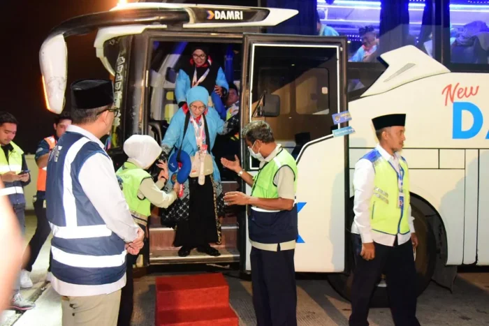 Jemaah haji kloter pertama melalui Bandar Udara Internasional SAMS Sepinggan Balikpapan. Foto: BorneoFlash/Ist