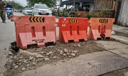 Jalan di Depan Kantor Bupati Kukar Ambles Akibat Drainase Buruk
