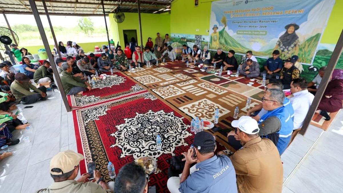 Kelompok tani beserta puluhan masyarakat secara antusias mengikuti panen bersama Padi Gogo perdana di Nusantara, pada Kamis (09/04/2026). Tak hanya Otorita IKN, berbagai pemangku kepentingan turut menghadiri sekaligus memberikan dukungan terhadap kegiatan panen bersama ini. Foto: HO/Humas Otorita IKN