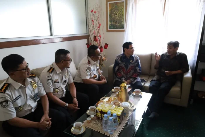 Kepala Kantor Wilayah Direktorat Jenderal Imigrasi Kalimantan Timur, Syahrioma Delavino, saat melakukan koordinasi dengan Kantor Wilayah Kementerian Haji dan Umrah Kalimantan Timur. Foto: BorneoFlash/Ist