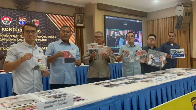 Konferensi Pers Kasus Tindak Pidana Migas, di Gedung Mahakam Polda Kaltim, pada Selasa (7/4/2026). Foto: BorneoFlash/Niken Sulastri