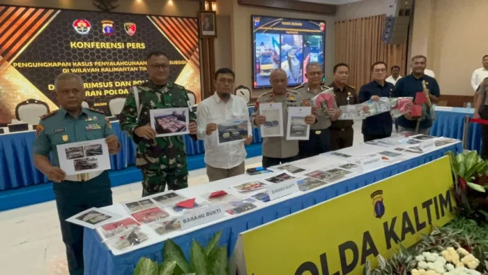 Konferensi Pers pengungkapan kasus tindak pidana penyalahgunaan BBM bersubsidi, di Gedung Mahakam Polda Kaltim, pada Kamis (30/42026). Foto: BorneoFlash/Niken Sulastri