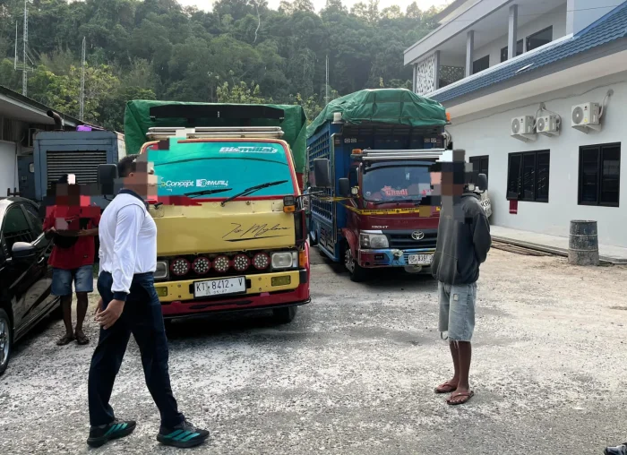 Lanal Balikpapan Amankan Truk Bermuatan Kayu Ulin Ilegal, pada Selasa (21/4/2026) dini hari. Foto: BorneoFlash/Ist