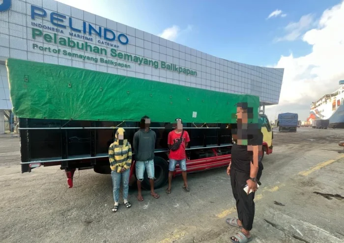 Lanal Balikpapan Amankan Truk Bermuatan Kayu Ulin Ilegal, pada Selasa (21/4/2026) dini hari. Foto: BorneoFlash/Ist
