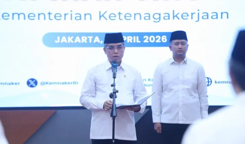 Menaker Yassierli, saat melantik dan mengambil sumpah jabatan 12 Pejabat Pimpinan Tinggi Pratama di Kementerian Ketenagakerjaan (Kemnaker), di Jakarta, pada Selasa (7/4/2026). Foto: HO/Biro Humas Kemnaker