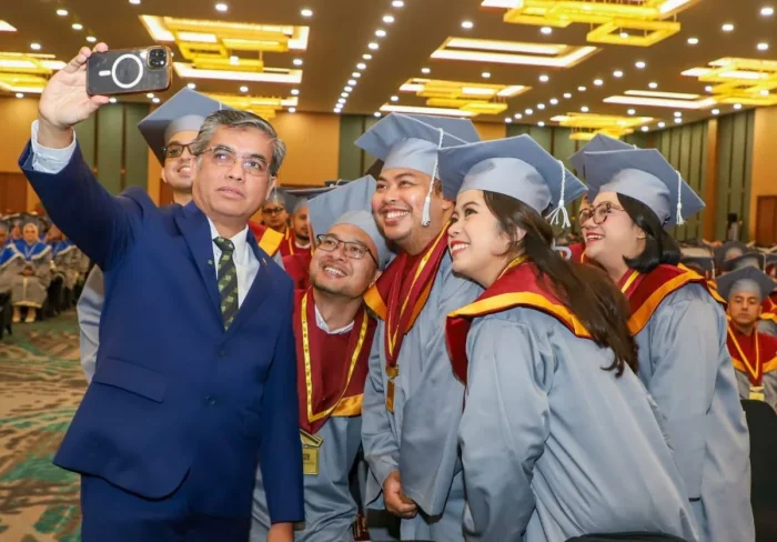 Menteri Ketenagakerjaan (Menaker), Yassierli Saat Wisuda Program Sarjana dan Magister Universitas Paramadina yang bertajuk