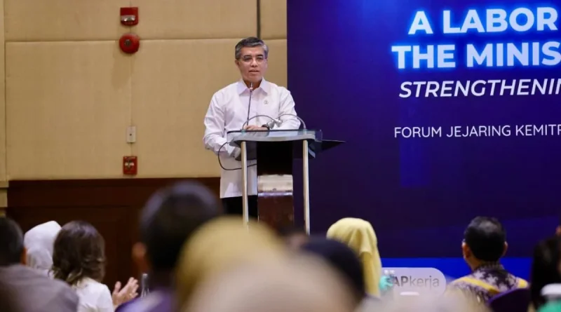 Menteri Ketenagakerjaan (Menaker), Yassierli saat membuka Forum Jejaring Kemitraan Penempatan Tenaga Kerja Dalam Negeri bersama Kamar Dagang Amerika di Indonesia (American Chamber of Commerce in Indonesia/AmCham) dan Firma Hukum SSEK di Jakarta, pada Sela
