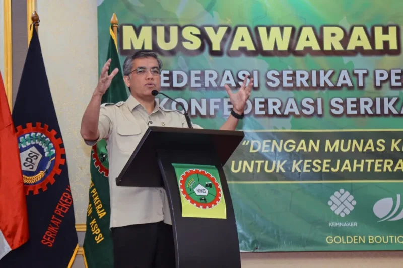 Menteri Ketenagakerjaan (Menaker), Yassierli saat membuka Musyawarah Nasional Tahun 2026 Federasi Serikat Pekerja Farmasi dan Kesehatan (FSP FARKES) KSPSI di Jakarta, pada Kamis (2/4/2026). Foto: HO/Biro Humas Kemnaker