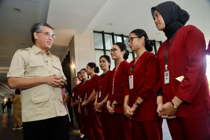Menteri Ketenagakerjaan (Menaker), Yassierli saat meninjau pelaksanaan Magang Nasional 2025 di RS Bunda Thamrin Medan, pada Rabu (22/4/2026). Foto: HO/Biro Humas Kemnaker