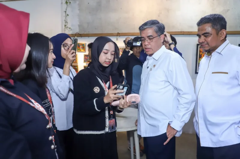 Menteri Ketenagakerjaan (Menaker), Yassierli saat meninjau pelaksanaan program magang di PT Rasa Kreasi Karya (Tandhok Space), Kota Semarang, Jawa Tengah, pada Selasa (31/3/2026). Foto: HO/Biro Humas Kemnaker