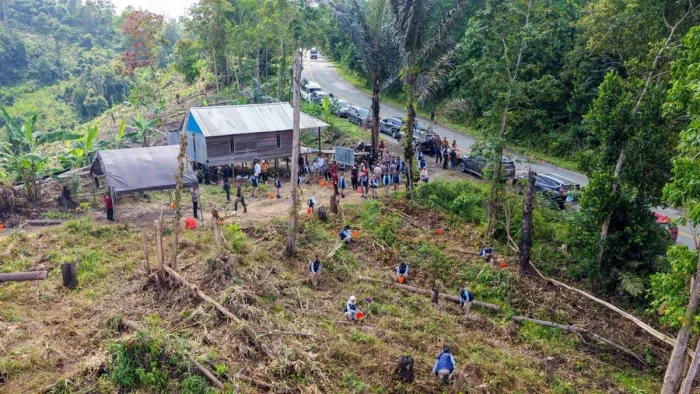 Otorita Ibu Kota Nusantara (IKN) bersama Satuan Tugas Penanggulangan Aktivitas Ilegal, Universitas Mulawarman, serta berbagai pemangku kepentingan melaksanakan kegiatan penanaman pohon bersama di kawasan Taman Hutan Raya (Tahura) Soeharto KM 65, pada Selasa (28/04/2026). Foto: Humas Otorita IKN