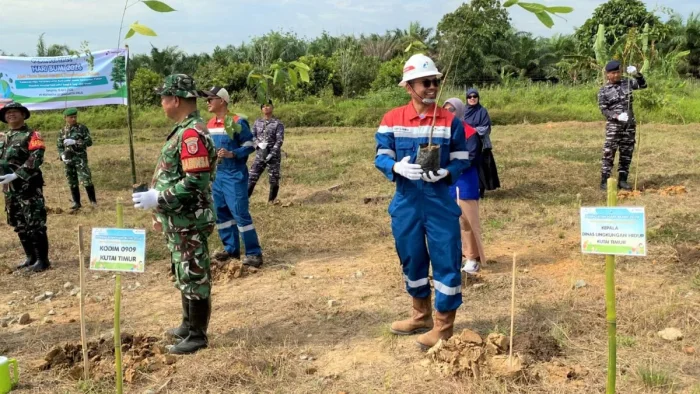 PEP Sangatta Field menggelar Aksi Cinta Bumi berupa penanaman pohon di area operasi ST-220, Dusun Silvaduta, Sangatta Selatan, Kabupaten Kutai Timur, pada 15 April 2026. Foto: HO/PEP Sangatta Field