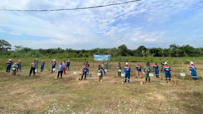 PEP Sangatta Field menggelar Aksi Cinta Bumi berupa penanaman pohon di area operasi ST-220, Dusun Silvaduta, Sangatta Selatan, Kabupaten Kutai Timur, pada 15 April 2026. Foto: HO/PEP Sangatta Field