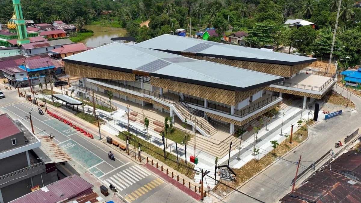 Pasar Segar Sepaku di kawasan IKN mulai menggeliat. Pedagang tampak menata dagangan di kios dan los yang baru ditempati. Foto: HO/Humas Otorita IKN