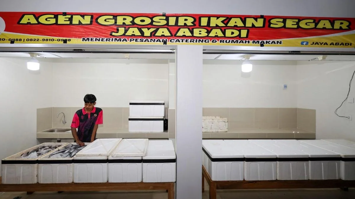 Pasar Segar Sepaku di kawasan IKN mulai menggeliat. Pedagang tampak menata dagangan di kios dan los yang baru ditempati. Foto: HO/Humas Otorita IKN