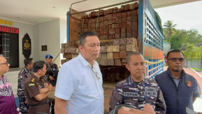 Pengungkapan Kasus Sindikat Kayu Ulin Ilegal Berkat sinergi antara Lanal Balikpapan dan Instansi Terkait. Foto: BorneoFlash/Niken Sulastri