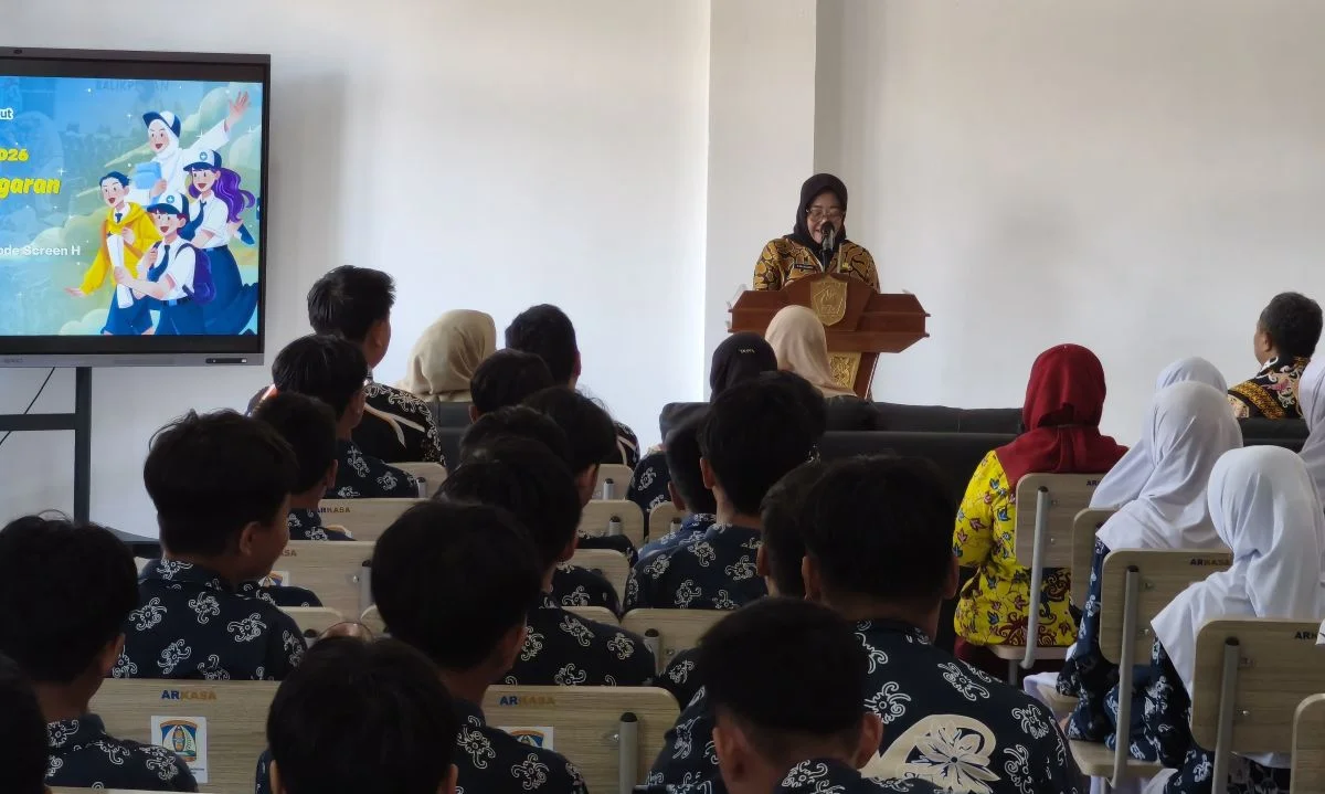 Asisten III Pemkot Balikpapan, Dr. Andi Sri Juliarty Saat Peringatan World Hearing Day 2026 di SMP Negeri 27 Balikpapan, pada Kamis (9/4/2026). Foto: BorneoFlash/Ardian