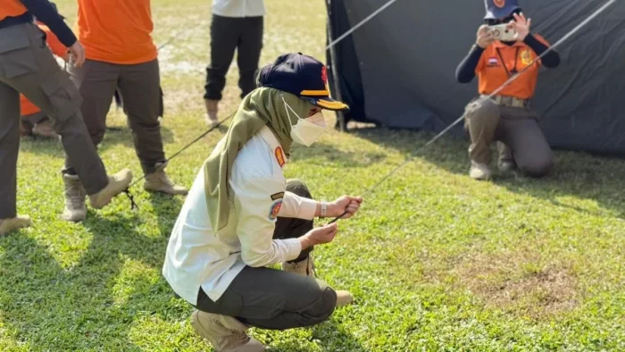 Personel Satpol PP Samarinda memasang tenda darurat saat pelatihan dasar mitigasi kebencanaan di Lapangan Tridaya. Foto: BorneoFlash/Nur Ainunnisa