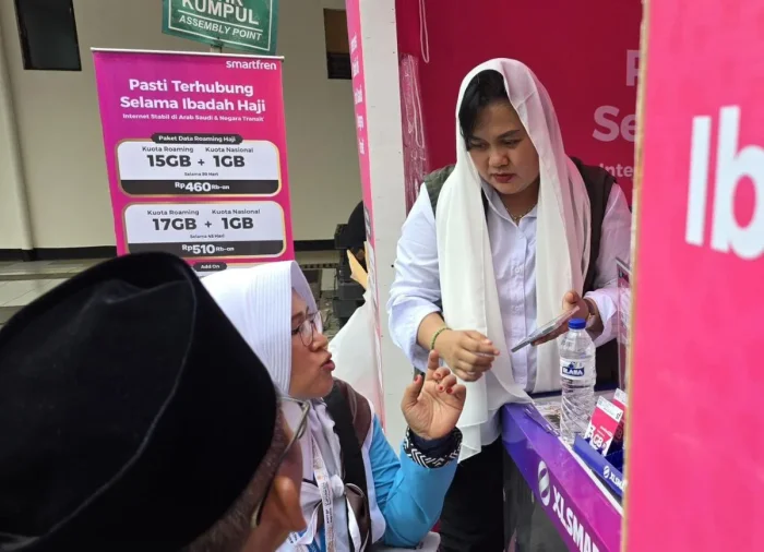 Petugas layanan pelanggan XLSMART melayani salah satu jamaah haji di Posko XLSMART Asrama Haji Bekasi, Jawa Barat, pada Rabu (22/4/2026). Foto: HO/ XLSMART