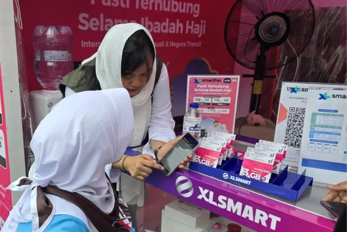 Petugas layanan pelanggan XLSMART melayani salah satu jamaah haji di Posko XLSMART Asrama Haji Bekasi, Jawa Barat, pada Rabu (22/4/2026). Foto: HO/ XLSMART