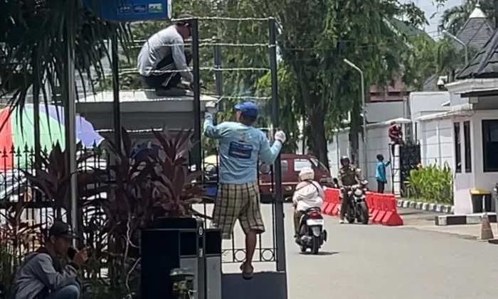 Petugas memasang kawat berduri dan memperkuat pagar di kawasan Kantor Gubernur Kalimantan Timur sebagai langkah antisipasi menjelang aksi demonstrasi 21 April 2026. Foto: BorneoFlash/Nur Ainunnisa