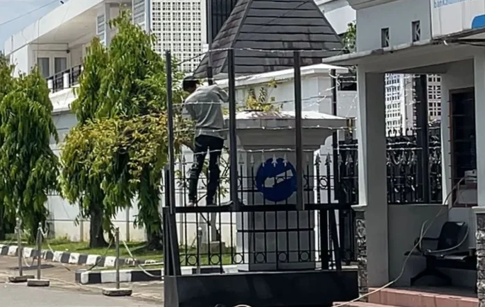 Jelang Demo, Kawat Berduri Dipasang Mengelilingi Kantor Gubernur Kaltim