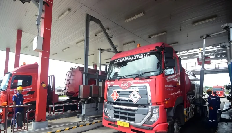 Arsip foto - Petugas mengisi bahan bakar minyak (BBM) ke truk tangki di Fuel Terminal Tegal, Munjungagung, Kabupaten Tegal, Jawa Tengah, Senin (15/12/2025). FOTO : ANTARA/Oky Lukmansyah/YU/am.