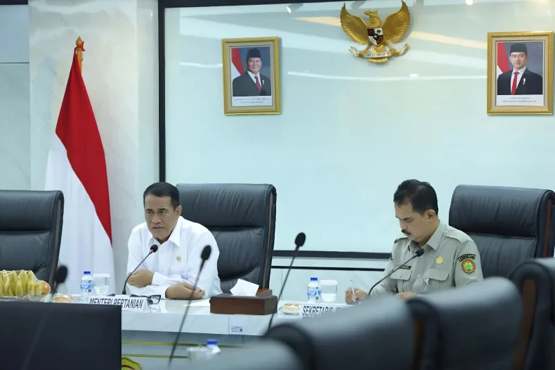 Menteri Pertanian (Mentan) Andi Amran Sulaiman (kiri) dalam Rapat Koordinasi Antisipasi Kemarau 2026 di Kantor Pusat Kementerian Pertanian Jakarta, Kamis (2/4/2026). FOTO: ANTARA/HO-Kementan