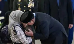 Prabowo Sampaikan Belasungkawa, Cium Bayi Anak Prajurit