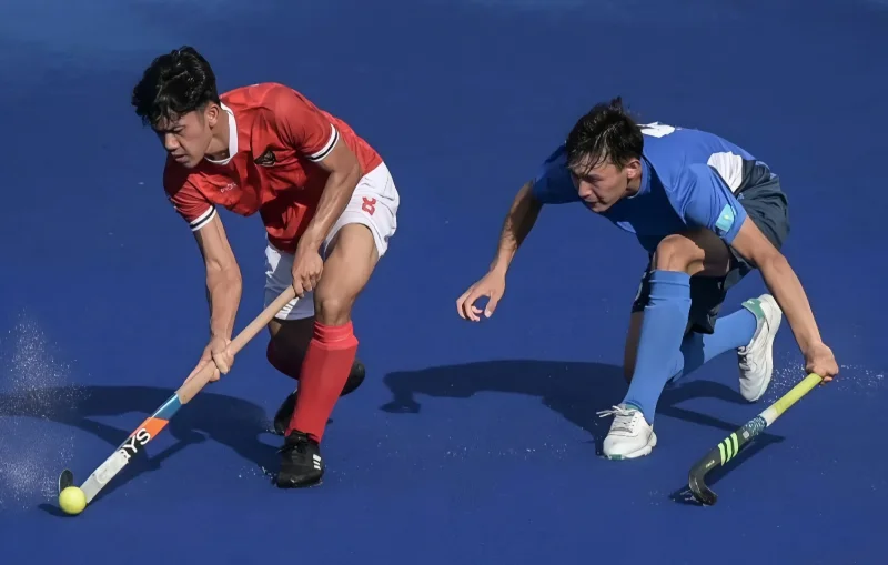 Pemain hoki putra Indonesia Redy Dwi (kiri) melewati pemain hoki putra Kazakhstan Nurym Karikul (kanan) pada fase grup Piala Asia Hoki atau AHF Cup 2025 di Lapangan Hoki Gelora Bung Karno, Senayan, Jakarta, Rabu (23/4/2025). FOTO: ANTARA/Fauzan/rwa.