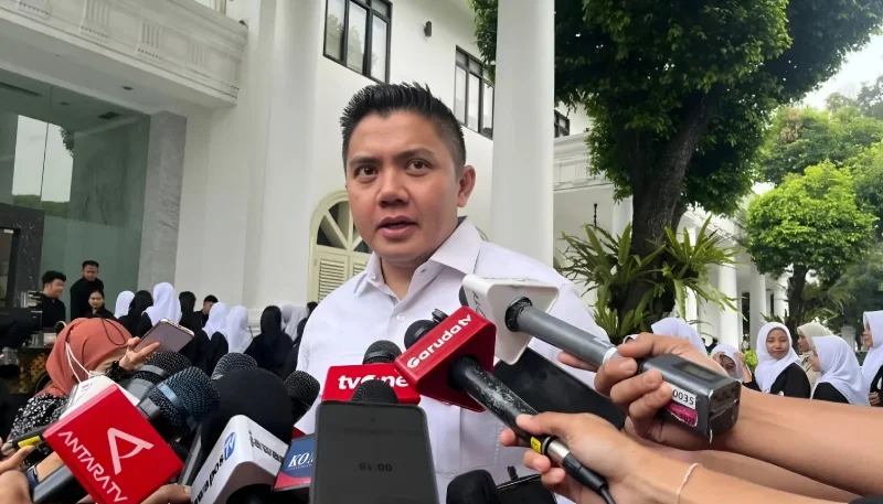 Sekretaris Kabinet Teddy Indra Wijaya memberikan pernyataan kepada wartawan di Kompleks Istana Kepresidenan, Jakarta, Selasa (7/4/2026). FOTO : ANTARA/Fathur Rochman