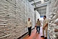 Prabowo Sidak Gudang Bulog Magelang, Pastikan Stok Beras Aman dan Siap Distribusi