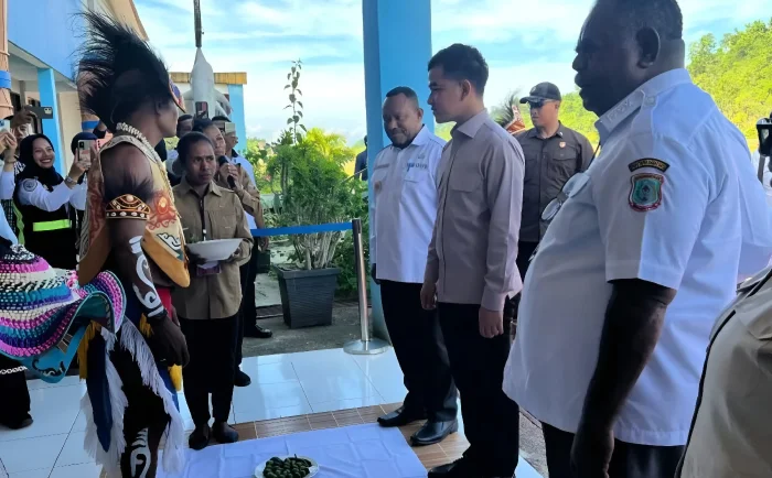 Gibran Disambut Prosesi Adat Mansorandak Saat Kunjungan Perdana ke Raja Ampat