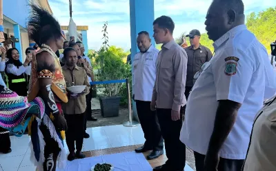 Gibran Disambut Prosesi Adat Mansorandak Saat Kunjungan Perdana ke Raja Ampat