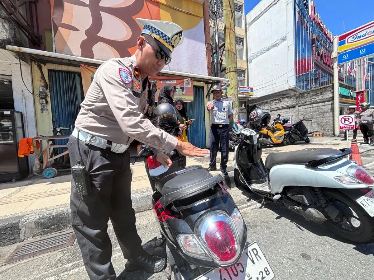 Polresta Balikpapan bersama Dinas Perhubungan Saat melakukan penertiban parkir liar di kawasan Jenderal Sudirman Balikpapan, pada Kamis (9/4/2026). Foto: BorneoFlash/Ist