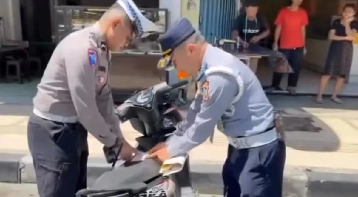 Polresta Balikpapan bersama Dinas Perhubungan Saat melakukan penertiban parkir liar di kawasan Jenderal Sudirman Balikpapan, pada Kamis (9/4/2026). Foto: BorneoFlash/Ist
